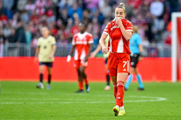 Giulia GWINN FC Bayern, FCB, 7 looking disappointed, disappointment, frustration, disappointed, pessimistic, 25 04 2026, Munich Germany , football, UEFA Womens Champions League, semi-final, FC Bayern Munich FC Barcelona xslx