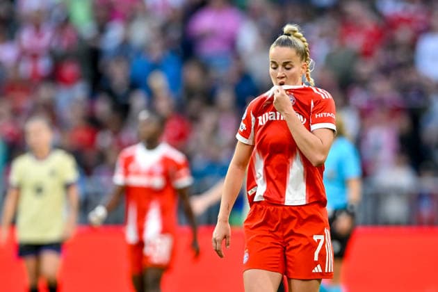 Giulia GWINN FC Bayern, FCB, 7 looking disappointed, disappointment, frustration, disappointed, pessimistic, 25 04 2026, Munich Germany , football, UEFA Womens Champions League, semi-final, FC Bayern Munich FC Barcelona xslx