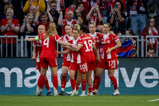 Munich women celebrate with Franziska Kett FC Bayern Muenchen Frauen, 20 their goal to equalize 1 1 GER, FC Bayern Muenchen vs FC Barcelona, Football, UEFA Womans Champions League, semi-final first leg, 2025 2026 season, 25 04 2026 GER, FC Bayern Muenchen vs FC Barcelona, Football, UEFA Womans Champions League, semi-final first leg, 2025 2026 season, 25 04 2026 Muenchen Copyright: xEibner-Pressefoto HeikexFeinerx EP_HFR