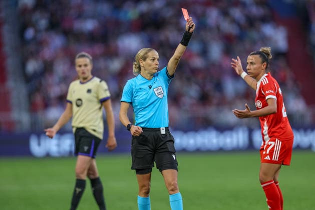 GER, Munich, Bayern Munich vs FC Barcelona, WomenÂs Champions League, Football, UEFA, 2025 2026 season, Allianz Arena, semi-final, first leg in the picture from l Ivana Martincic Referee shows the red card DFB DFL REGULATIONS PROHIBIT ANY USE OF PHOTOGRAPHS AS IMAGE SEQUENCES AND OR QUASI VIDEO, 25 04 2026 Copyright: HMBxMedia HendrikxHamelau