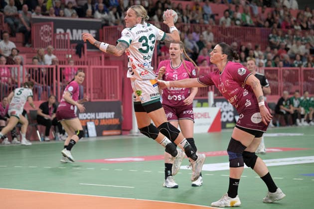 Luisa Schulze FrischAuf Goeppingen, 33 on with ball against Gabriela Clausson Bitolo TusSies Metzingen, 22 TusSies Metzingen vs FrischAuf Goeppingen , Handball, Alsco HBF, 2 Play Off League Matchday, Season 2025 2026, 25 04 2026 TusSies Metzingen vs FrischAuf Goeppingen , Handball, Alsco HBF, 2 Play Off League Matchday, Season 2025 2026, 25 04 2026 Tuebingen Copyright: xEibner-Pressefoto TobiasxBaurx EP_TBR