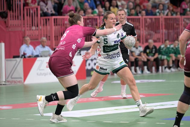 Ann Kynast FrischAuf Goeppingen, 05 am with ball against Ida Petzold TusSies Metzingen, 08 TusSies Metzingen vs FrischAuf Goeppingen , Handball, Alsco HBF, 2 Play Off League Matchday, Season 2025 2026, 25 04 2026 TusSies Metzingen vs FrischAuf Goeppingen , Handball, Alsco HBF, 2 Play Off League Matchday, Season 2025 2026, 25 04 2026 Tuebingen Copyright: xEibner-Pressefoto TobiasxBaurx EP_TBR