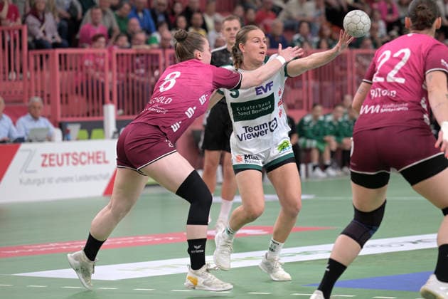 Ann Kynast FrischAuf Goeppingen, 05 am with ball against Ida Petzold TusSies Metzingen, 08 TusSies Metzingen vs FrischAuf Goeppingen , Handball, Alsco HBF, 2 Play Off League Matchday, Season 2025 2026, 25 04 2026 TusSies Metzingen vs FrischAuf Goeppingen , Handball, Alsco HBF, 2 Play Off League Matchday, Season 2025 2026, 25 04 2026 Tuebingen Copyright: xEibner-Pressefoto TobiasxBaurx EP_TBR
