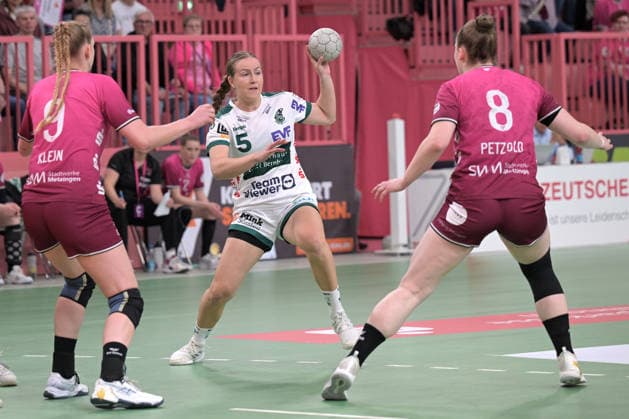 Ann Kynast FrischAuf Goeppingen, 05 on with ball against Naina Klein TusSies Metzingen, 09 and Ida Petzold TusSies Metzingen, 08 TusSies Metzingen vs FrischAuf Goeppingen , Handball, Alsco HBF, 2 Play Off League Matchday, Season 2025 2026, 25 04 2026 TusSies Metzingen vs FrischAuf Goeppingen , Handball, Alsco HBF, 2 Play Off League Matchday, Season 2025 2026, 25 04 2026 Tuebingen Copyright: xEibner-Pressefoto TobiasxBaurx EP_TBR