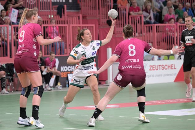 Ann Kynast FrischAuf Goeppingen, 05 on with ball against Naina Klein TusSies Metzingen, 09 and Ida Petzold TusSies Metzingen, 08 TusSies Metzingen vs FrischAuf Goeppingen , Handball, Alsco HBF, 2 Play Off League Matchday, Season 2025 2026, 25 04 2026 TusSies Metzingen vs FrischAuf Goeppingen , Handball, Alsco HBF, 2 Play Off League Matchday, Season 2025 2026, 25 04 2026 Tuebingen Copyright: xEibner-Pressefoto TobiasxBaurx EP_TBR