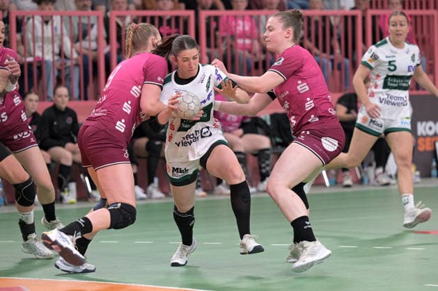 Lea Neubrander FrischAuf Goeppingen, 81 on with ball against Naina Klein TusSies Metzingen, 09 and Ida Petzold TusSies Metzingen, 08 TusSies Metzingen vs FrischAuf Goeppingen , Handball, Alsco HBF, 2 Play Off League Matchday, Season 2025 2026, 25 04 2026 TusSies Metzingen vs FrischAuf Goeppingen , Handball, Alsco HBF, 2 Play Off League Matchday, Season 2025 2026, 25 04 2026 Tuebingen Copyright: xEibner-Pressefoto TobiasxBaurx EP_TBR