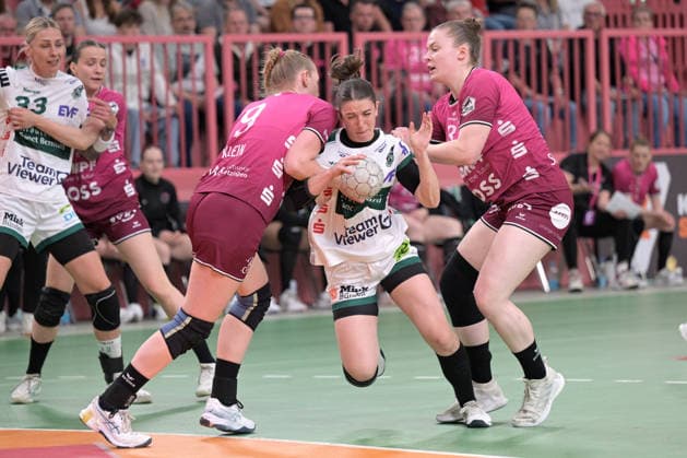 Lea Neubrander FrischAuf Goeppingen, 81 on with ball against Naina Klein TusSies Metzingen, 09 and Ida Petzold TusSies Metzingen, 08 TusSies Metzingen vs FrischAuf Goeppingen , Handball, Alsco HBF, 2 Play Off League Matchday, Season 2025 2026, 25 04 2026 TusSies Metzingen vs FrischAuf Goeppingen , Handball, Alsco HBF, 2 Play Off League Matchday, Season 2025 2026, 25 04 2026 Tuebingen Copyright: xEibner-Pressefoto TobiasxBaurx EP_TBR