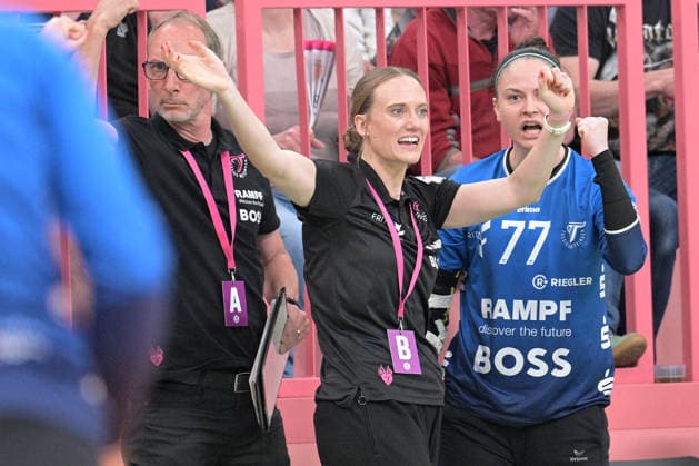 Miriam Hirsch TusSies Metzingen, coach gives instructions to her team TusSies Metzingen vs FrischAuf Goeppingen , Handball, Alsco HBF, 2 Play Off League Matchday, Season 2025 2026, 25 04 2026 TusSies Metzingen vs FrischAuf Goeppingen , Handball, Alsco HBF, 2 Play Off League Matchday, Season 2025 2026, 25 04 2026 Tuebingen Copyright: xEibner-Pressefoto TobiasxBaurx EP_TBR