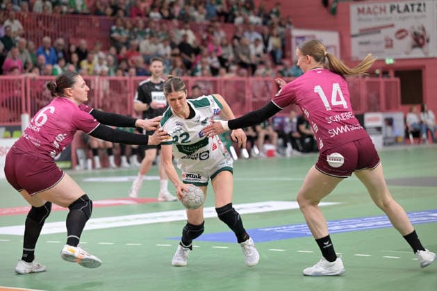 Sina Ehmann FrischAuf Goeppingen, 22 on with ball against Svenja Huebner TusSies Metzingen, 26 and Klara Schlegel TusSies Metzingen, 14 TusSies Metzingen vs FrischAuf Goeppingen , Handball, Alsco HBF, 2 Play Off League Matchday, Season 2025 2026, 25 04 2026 TusSies Metzingen vs FrischAuf Goeppingen , Handball, Alsco HBF, 2 Play Off League Matchday, Season 2025 2026, 25 04 2026 Tuebingen Copyright: xEibner-Pressefoto TobiasxBaurx EP_TBR