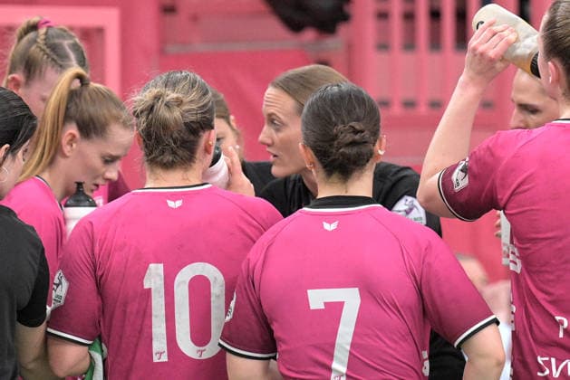 Miriam Hirsch TusSies Metzingen, Coach in Time Out TusSies Metzingen vs FrischAuf Goeppingen , Handball, Alsco HBF, 2 Play Off League Matchday, Season 2025 2026, 25 04 2026 TusSies Metzingen vs FrischAuf Goeppingen , Handball, Alsco HBF, 2 Play Off League Matchday, Season 2025 2026, 25 04 2026 Tuebingen Copyright: xEibner-Pressefoto TobiasxBaurx EP_TBR