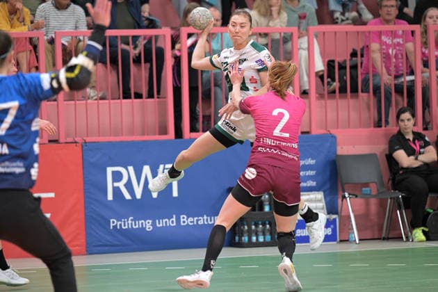 Haruno Sasaki FrischAuf Goeppingen, 32 at the throw goal against Selina Lindemann TusSies Metzingen, 02 TusSies Metzingen vs FrischAuf Goeppingen , Handball, Alsco HBF, 2 Play Off League Matchday, Season 2025 2026, 25 04 2026 TusSies Metzingen vs FrischAuf Goeppingen , Handball, Alsco HBF, 2 Play Off League Matchday, Season 2025 2026, 25 04 2026 Tuebingen Copyright: xEibner-Pressefoto TobiasxBaurx EP_TBR