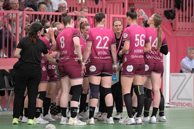Miriam Hirsch TusSies Metzingen, coach in time out with her team TusSies Metzingen vs FrischAuf Goeppingen , Handball, Alsco HBF, 2 Play Off League Matchday, Season 2025 2026, 25 04 2026 TusSies Metzingen vs FrischAuf Goeppingen , Handball, Alsco HBF, 2 Play Off League Matchday, Season 2025 2026, 25 04 2026 Tuebingen Copyright: xEibner-Pressefoto TobiasxBaurx EP_TBR