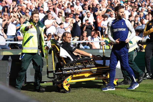 Football - Premier League - Wolverhampton Wanderers v Tottenham Hotspur 25th April 2026 - Premier League - Wolverhampton Wanderers v Tottenham Hotspur - Xavi Simons of Tottenham Hotspur is taken away injured on a stretcher - Photo: Simon Stacpoole Offside. Wolverhampton UK *** Fußball Premier League Wolverhampton Wanderers gegen Tottenham Hotspur 25. April 2026 Premier League Wolverhampton Wanderers gegen Tottenham Hotspur Xavi Simons von Tottenham Hotspur wird verletzt auf einer Bahre abtransportiert Foto Simon Stacpoole Abseits Wolverhampton UK  Copyright: xSimonxStacpoolexOffside
