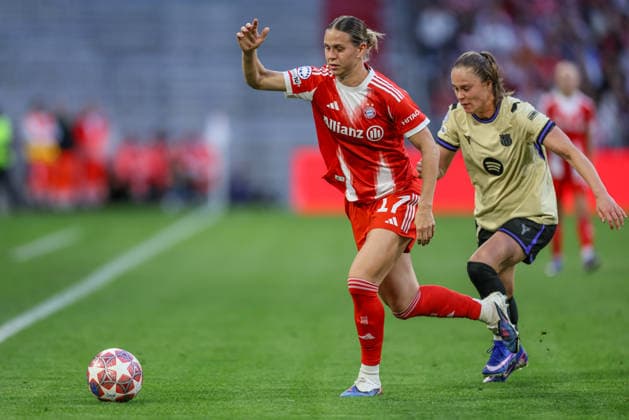GER, Munich, Bayern Munich vs FC Barcelona, WomenÂs Champions League, Football, UEFA, Season 2025 2026, Allianz Arena, Semi-final, First leg in the picture from l Klara Bühl Bayern Munich 17 , Ewa Pajor FC Barcelona 17 DFB DFL REGULATIONS PROHIBIT ANY USE OF PHOTOGRAPHS AS IMAGE SEQUENCES AND OR QUASI VIDEO, 25 04 2026 Copyright: HMBxMedia HendrikxHamelau