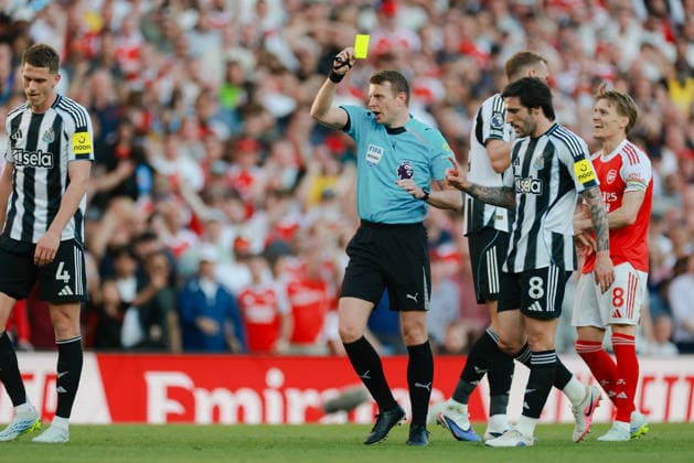 Premier League 2025 26 Arsenal v Newcastle United Emirates Stadium 25.04.2026 Nick Pope (GK) of Newcastle United is yellow carded by Referee Sam Barrott after he fouls Viktor Gyökeres of Arsenal Premier League 2025 26 Arsenal v Newcastle United Emirates Stadium 25.04.2026 Photograph By Marc Aspland The Times  Copyright: xMarcxAsplandx NINTCHDBPICT001076197519