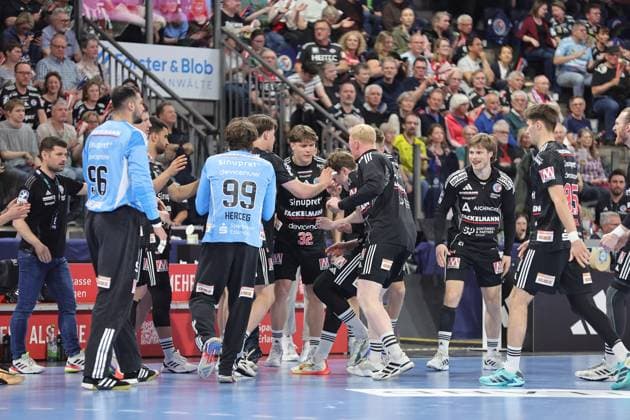 25 04 2026 Handball 1 Bundesliga DAIKIN HBL Season 2025 2026 29 Matchday HC Erlangen Metropolregion Nuremberg HCE Handball Sport Verein Hamburg DaMa xdaxmax Team HCE team high-fives before the start of the match