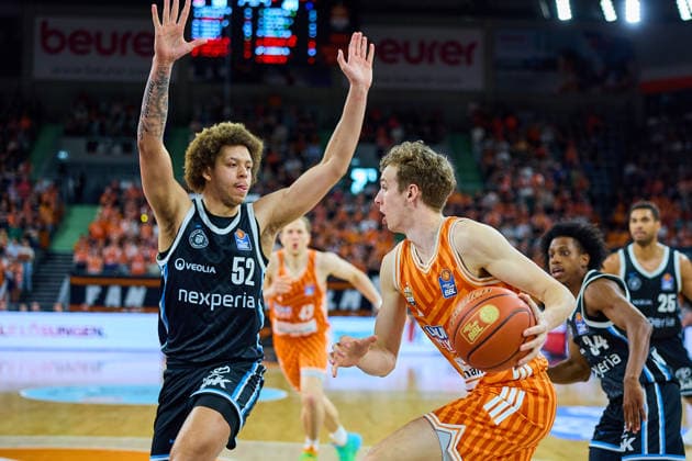 Zacharie Perrin Veolia Towers Hamburg, 52 , Tobias Jensen ratiopharm ulm, 07 , Ross Williams Veolia Towers Hamburg, 34 GER, ratiopharm ulm vs Veolia Towers Hamburg, Basketball, Matchday 31, EasyCredit BBL, Season 2025 2026, 25 04 2026 GER, ratiopharm ulm vs Veolia Towers Hamburg, Basketball, Matchday 31, EasyCredit BBL, Season 2025 2026, 25 04 2026 New Ulm Copyright: xEibner-Pressefoto GeraldxOelze-dexStoppanyx EP_ODS
