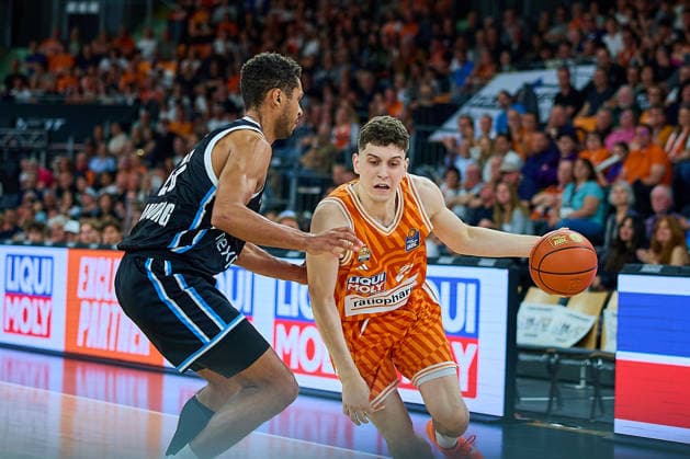 duel, duel between Kenneth Ogbe Veolia Towers Hamburg, 25 , Diego Garavaglia ratiopharm ulm, 23 GER, ratiopharm ulm vs Veolia Towers Hamburg, Basketball, 31 Matchday, EasyCredit BBL, Season 2025 2026, 25 04 2026 GER, ratiopharm ulm vs Veolia Towers Hamburg, Basketball, 31 Matchday, EasyCredit BBL, Season 2025 2026, 25 04 2026 New Ulm Copyright: xEibner-Pressefoto GeraldxOelze-dexStoppanyx EP_ODS