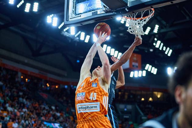 Christian Sengfelder ratiopharm ulm, 43 under the basket GER, ratiopharm ulm vs Veolia Towers Hamburg, Basketball, Matchday 31, EasyCredit BBL, Season 2025 2026, 25 04 2026 GER, ratiopharm ulm vs Veolia Towers Hamburg, Basketball, Matchday 31, EasyCredit BBL, Season 2025 2026, 25 04 2026 New Ulm Copyright: xEibner-Pressefoto GeraldxOelze-dexStoppanyx EP_ODS