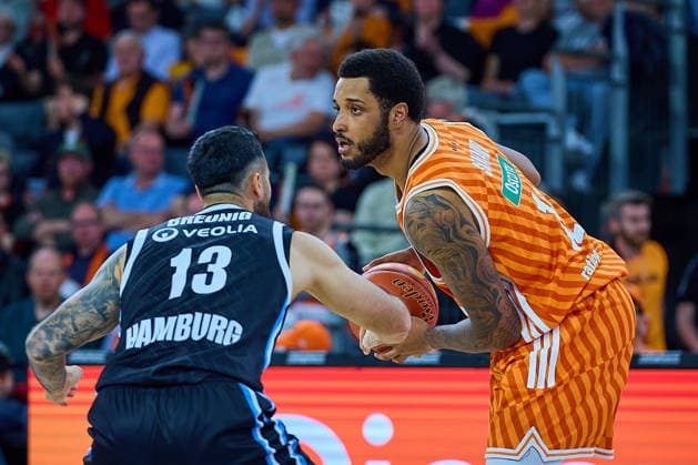 duel, duel between Martin Breuning Veolia Towers Hamburg, 13 and Joel Soriano ratiopharm ulm, 12 GER, ratiopharm ulm vs Veolia Towers Hamburg, Basketball, Matchday 31, EasyCredit BBL, Season 2025 2026, 25 04 2026 GER, ratiopharm ulm vs Veolia Towers Hamburg, Basketball, Matchday 31, EasyCredit BBL, Season 2025 2026, 25 04 2026 New Ulm Copyright: xEibner-Pressefoto GeraldxOelze-dexStoppanyx EP_ODS
