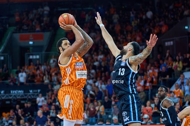 Basket shot Joel Soriano ratiopharm ulm, 12 , Martin Breuning Veolia Towers Hamburg, 13 GER, ratiopharm ulm vs Veolia Towers Hamburg, Basketball, Matchday 31, EasyCredit BBL, Season 2025 2026, 25 04 2026 GER, ratiopharm ulm vs Veolia Towers Hamburg, Basketball, Matchday 31, EasyCredit BBL, Season 2025 2026, 25 04 2026 New Ulm Copyright: xEibner-Pressefoto GeraldxOelze-dexStoppanyx EP_ODS