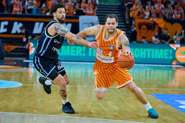 duel, duel between Devon Daniels Veolia Towers Hamburg, 21 and Christopher Ledlum ratiopharm ulm, 04 GER, ratiopharm ulm vs Veolia Towers Hamburg, Basketball, 31 Matchday, EasyCredit BBL, Season 2025 2026, 25 04 2026 GER, ratiopharm ulm vs Veolia Towers Hamburg, Basketball, 31 Matchday, EasyCredit BBL, Season 2025 2026, 25 04 2026 New Ulm Copyright: xEibner-Pressefoto GeraldxOelze-dexStoppanyx EP_ODS