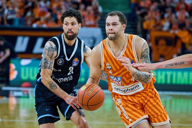 duel, duel between Devon Daniels Veolia Towers Hamburg, 21 and Christopher Ledlum ratiopharm ulm, 04 GER, ratiopharm ulm vs Veolia Towers Hamburg, Basketball, 31 Matchday, EasyCredit BBL, Season 2025 2026, 25 04 2026 GER, ratiopharm ulm vs Veolia Towers Hamburg, Basketball, 31 Matchday, EasyCredit BBL, Season 2025 2026, 25 04 2026 New Ulm Copyright: xEibner-Pressefoto GeraldxOelze-dexStoppanyx EP_ODS