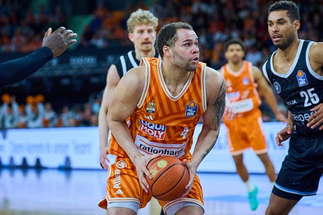 duel, duel between Christopher Ledlum ratiopharm ulm, 04 , Kenneth Ogbe Veolia Towers Hamburg, 25 GER, ratiopharm ulm vs Veolia Towers Hamburg, Basketball, 31 Matchday, EasyCredit BBL, Season 2025 2026, 25 04 2026 GER, ratiopharm ulm vs Veolia Towers Hamburg, Basketball, 31 Matchday, EasyCredit BBL, Season 2025 2026, 25 04 2026 New Ulm Copyright: xEibner-Pressefoto GeraldxOelze-dexStoppanyx EP_ODS