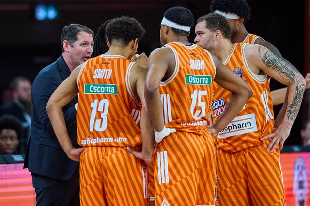 Ty Harrelson ratiopharm ulm, Head Coach in timeout GER, ratiopharm ulm vs Veolia Towers Hamburg, Basketball, Matchday 31, EasyCredit BBL, Season 2025 2026, 25 04 2026 GER, ratiopharm ulm vs Veolia Towers Hamburg, Basketball, Matchday 31, EasyCredit BBL, Season 2025 2026, 25 04 2026 New Ulm Copyright: xEibner-Pressefoto GeraldxOelze-dexStoppanyx EP_ODS