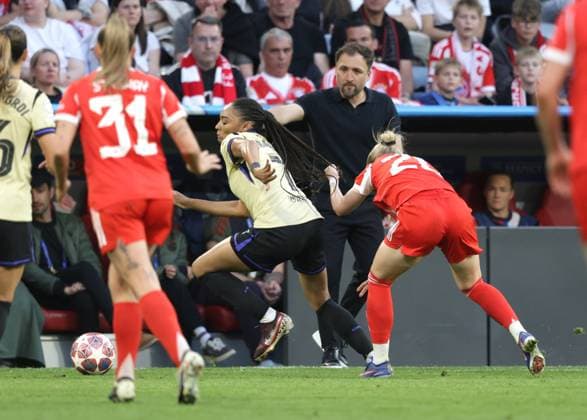 Bayerns 20 Franziska KETT pulls Barcelonas 7 PRALLUELO by the hair and is then sent off, red card Womens football Muenchen Barcelona Womens soccer Champions League, FC Bayern Munich FC Barcelona, semi-final, first leg, 2025 2026 season, on 25 04 2026 in Munich, A L L I A N Z A R E N A, Germany Source Copyright Credit Oryk HAIST xFRAUENFUSSBALL-BAYERN-BARCELONAx