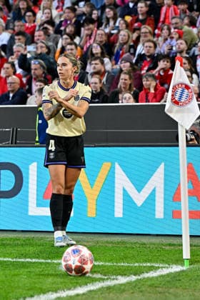 Mapi LEON Barcelona, 4 crosses her arms before a corner kick, cropped, full body, single image, action, action, 25 04 2026, Munich Germany , football, UEFA Womens Champions League, semi-final, FC Bayern Munich FC Barcelona xslx