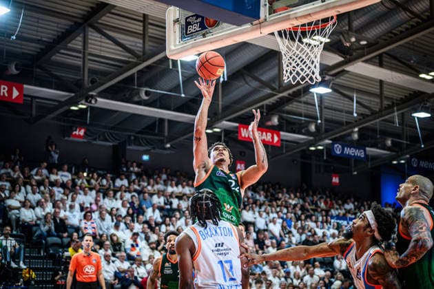 easycredit BBL Basketball Bundesliga 2025 2026 31 Matchday 25 04 2026 Science City Jena vs VET CONCEPT Gladiators Trier Nolan Adekunle Trier at the basketball against Keith Braxton Jena Sparkassen Arena