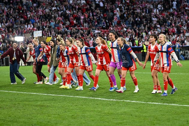Soccer I Women I Season 2025 2026 I Champions League I Semi-final I FC Bayern Munich FC Barcelona I 25 04 2026 The players of FC Bayern Munich celebrate after the final whistle in front of the fans Munich Allianz Arena Werner Heisenberg Allee 25 Bayern Germany Copyright: xLobeca InesxHähnelx