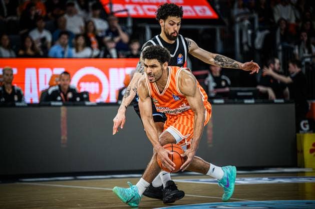 Neu Ulm, Germany, 25 04 26 Mark Smith ratiopharm ulm and Devon Daniels Veolia Towers Hamburg battle for the ball during the Basketball Bundesliga match between ratiopharm ulm vs Veolia Towers Hamburg at the ratiopharm Arena on April 25, 2026 in Neu Ulm, Germany Photo by Harry Langer DeFodi Images ratiopharm Arena, Germany, 25 04 26 Mark Smith ratiopharm ulm and Devon Daniels Veolia Towers Hamburg battle for the ball during the Basketball Bundesliga match between ratiopharm ulm vs Veolia Towers Hamburg at Neu Ulm on April 25, 2026 in ratiopharm Arena, Germany Photo by Harry Langer DeFodi Images Photo by Harry Langer DeFodi Images