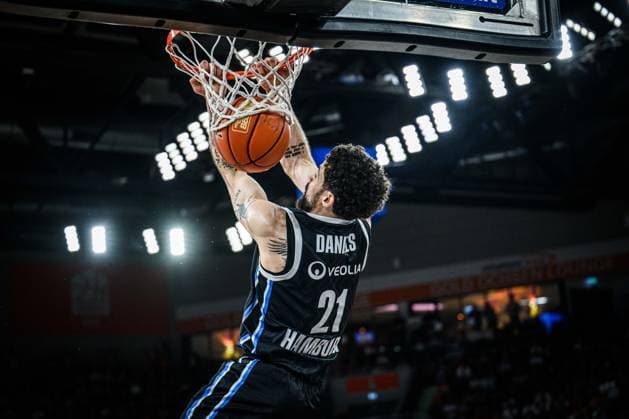 Neu Ulm, Germany, 25 04 26 Devon Daniels Veolia Towers Hamburg in action, on the ball, single action during the Basketball Bundesliga match between ratiopharm ulm vs Veolia Towers Hamburg at ratiopharm Arena on April 25, 2026 in Neu Ulm, Germany Photo by Harry Langer DeFodi Images ratiopharm Arena, Germany, 25 04 26 Devon Daniels Veolia Towers Hamburg controls the Ball during the Basketball Bundesliga match between ratiopharm ulm vs Veolia Towers Hamburg at Neu Ulm on April 25, 2026 in ratiopharm Arena, Germany Photo by Harry Langer DeFodi Images Photo by Harry Langer DeFodi Images