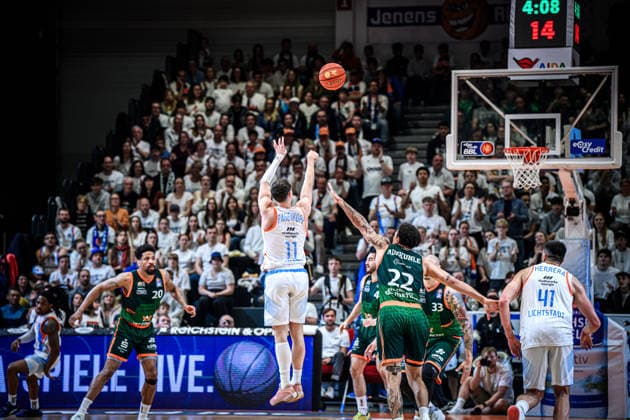 easycredit BBL Basketball Bundesliga 2025 2026 31 Matchday 25 04 2026 Science City Jena vs VET CONCEPT Gladiators Trier Jack Pagenkopf Jena at the 3 Behind them the Jena fans all dressed in white Sparkassen Arena