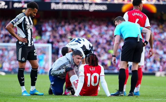 Eberechi Eze of Arsenal is forced off injured Arsenal v Newcastle United, Premier League, Football, Emirates Stadium, London, UK - 25 Apr 2026London Emirates Stadium United Kingdom EDITORIAL USE ONLY No use with unauthorised audio, video, data, fixture lists, club league logos or live services. Online in-match use limited to 120 images, no video emulation. No use in betting, games or single club league player publications. Copyright: xJavierxGarcia Shutterstockx 16838834z