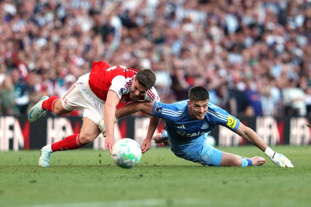 Arsenal gegen Newcastle United 25. April 2026 London Premier League Fußball Arsenal gegen Newcastle United Viktor Gyokeres von Arsenal wird von Nick Pope, dem Torhüter von Newcastle United, zu Fall gebracht und erhält nur eine gelbe Karte Foto von Mark Leech London UK  Copyright: xMarkxLeechxOffside