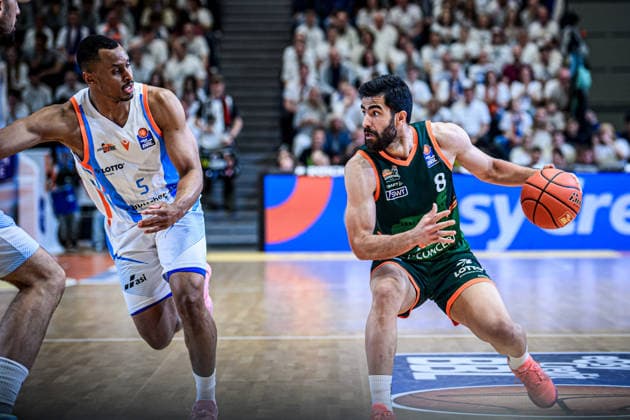 easycredit BBL Basketball Bundesliga 2025 2026 31 Matchday 25 04 2026 Science City Jena vs VET CONCEPT Gladiators Trier v re on the ball Behnam Yakhchali Trier vs Chris Carter Jena Sparkassen Arena