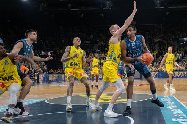 GER, Basketball, easy Credit BBL, EWE Baskets Oldenburg vs MHP Academics Heidelberg 25 04 2026, EWE Arena, Oldenburg, GER, easy Credit BBL, EWE Baskets Oldenburg vs MLP Academics Heidelberg, pictured Osun OSUNNIYI MLP Academics Heidelberg 12 Seth HINRICHS EWE Baskets Oldenburg 21 Michale KYSER EWE Baskets Oldenburg 12 Mateo SERIC MLP Academics Heidelberg 21 nordphotoxgmbhx xRojahn nph00310