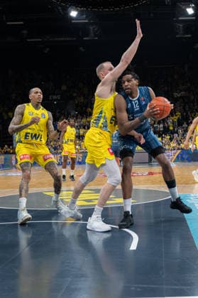 GER, Basketball, easy Credit BBL, EWE Baskets Oldenburg vs MHP Academics Heidelberg 25 04 2026, EWE Arena, Oldenburg, GER, easy Credit BBL, EWE Baskets Oldenburg vs MLP Academics Heidelberg, pictured Osun OSUNNIYI MLP Academics Heidelberg 12 Seth HINRICHS EWE Baskets Oldenburg 21 Michale KYSER EWE Baskets Oldenburg 12 nordphotoxgmbhx xRojahn nph00310