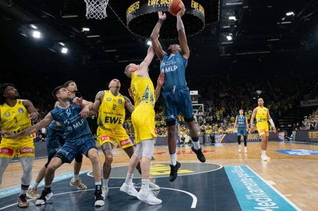 GER, Basketball, easy Credit BBL, EWE Baskets Oldenburg vs MHP Academics Heidelberg 25 04 2026, EWE Arena, Oldenburg, GER, easy Credit BBL, EWE Baskets Oldenburg vs MLP Academics Heidelberg, pictured Osun OSUNNIYI MLP Academics Heidelberg 12 Seth HINRICHS EWE Baskets Oldenburg 21 Michale KYSER EWE Baskets Oldenburg 12 Mateo SERIC MLP Academics Heidelberg 21 nordphotoxgmbhx xRojahn nph00310