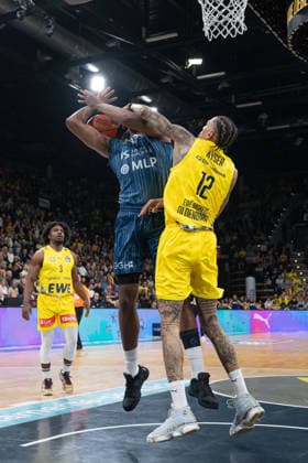 GER, Basketball, easy Credit BBL, EWE Baskets Oldenburg vs MHP Academics Heidelberg 25 04 2026, EWE Arena, Oldenburg, GER, easy Credit BBL, EWE Baskets Oldenburg vs MLP Academics Heidelberg, in the picture Osun OSUNNIYI MLP Academics Heidelberg 12 Michale KYSER EWE Baskets Oldenburg 12 nordphotoxgmbhx xRojahn nph00310
