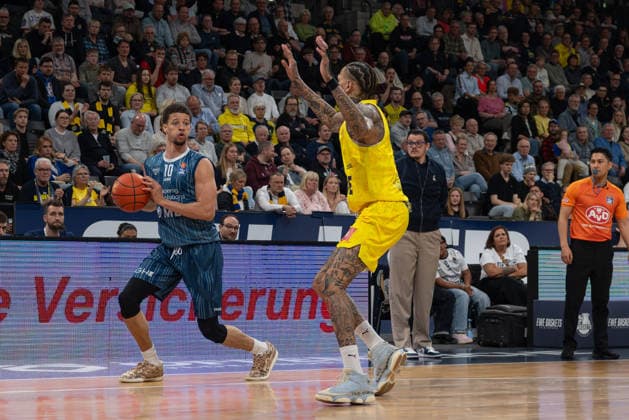 GER, Basketball, easy Credit BBL, EWE Baskets Oldenburg vs MHP Academics Heidelberg 25 04 2026, EWE Arena, Oldenburg, GER, easy Credit BBL, EWE Baskets Oldenburg vs MLP Academics Heidelberg, pictured Samuell WILLIAMSON MLP Academics Heidelberg 10 Michale KYSER EWE Baskets Oldenburg 12 nordphotoxgmbhx xRojahn nph00310
