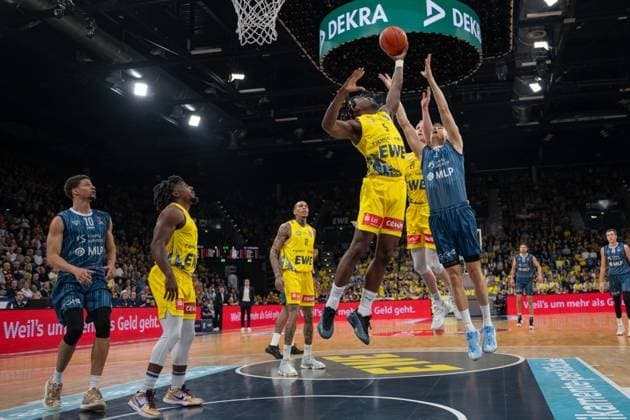 GER, Basketball, easy Credit BBL, EWE Baskets Oldenburg vs MHP Academics Heidelberg 25 04 2026, EWE Arena, Oldenburg, GER, easy Credit BBL, EWE Baskets Oldenburg vs MLP Academics Heidelberg, in the picture Ralph HOUNNOU EWE Baskets Oldenburg 5 Niklas WÜRZNER WUERZNER MLP Academics Heidelberg 2 Seth HINRICHS EWE Baskets Oldenburg 21 Michale KYSER EWE Baskets Oldenburg 12 Chris CLEMONS EWE Baskets Oldenburg 3 Samuell WILLIAMSON MLP Academics Heidelberg 10 nordphotoxgmbhx xRojahn nph00310