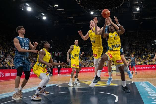 GER, Basketball, easy Credit BBL, EWE Baskets Oldenburg vs MHP Academics Heidelberg 25 04 2026, EWE Arena, Oldenburg, GER, easy Credit BBL, EWE Baskets Oldenburg vs MLP Academics Heidelberg, in the picture Ralph HOUNNOU EWE Baskets Oldenburg 5 Niklas WÜRZNER WUERZNER MLP Academics Heidelberg 2 Seth HINRICHS EWE Baskets Oldenburg 21 Michale KYSER EWE Baskets Oldenburg 12 Chris CLEMONS EWE Baskets Oldenburg 3 Samuell WILLIAMSON MLP Academics Heidelberg 10 nordphotoxgmbhx xRojahn nph00310