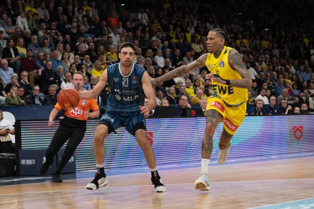 GER, Basketball, easy Credit BBL, EWE Baskets Oldenburg vs MHP Academics Heidelberg 25 04 2026, EWE Arena, Oldenburg, GER, easy Credit BBL, EWE Baskets Oldenburg vs MLP Academics Heidelberg, in the picture Mateo SERIC MLP Academics Heidelberg 21 Michale KYSER EWE Baskets Oldenburg 12 nordphotoxgmbhx xRojahn nph00310