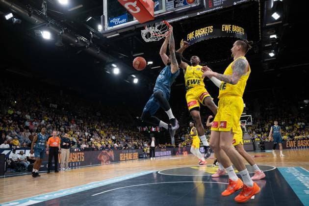GER, Basketball, easy Credit BBL, EWE Baskets Oldenburg vs MHP Academics Heidelberg 25 04 2026, EWE Arena, Oldenburg, GER, easy Credit BBL, EWE Baskets Oldenburg vs MLP Academics Heidelberg, in the picture Marcel KEßEN KESZEN MLP Academics Heidelberg 15 Dakarai TUCKER EWE Baskets Oldenburg 7 nordphotoxgmbhx xRojahn nph00310