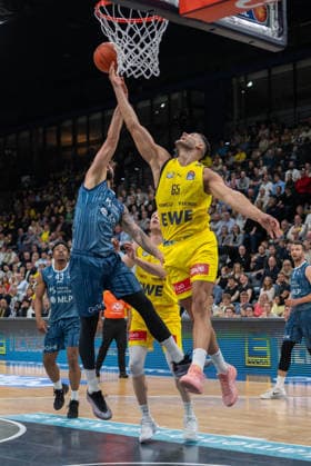 GER, Basketball, easy Credit BBL, EWE Baskets Oldenburg vs MHP Academics Heidelberg 25 04 2026, EWE Arena, Oldenburg, GER, easy Credit BBL, EWE Baskets Oldenburg vs MLP Academics Heidelberg, in the picture Filip STANIC EWE Baskets Oldenburg 65 Marcel KEßEN KESZEN MLP Academics Heidelberg 15 nordphotoxgmbhx xRojahn nph00310