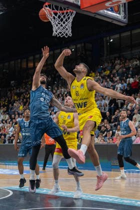 GER, Basketball, easy Credit BBL, EWE Baskets Oldenburg vs MHP Academics Heidelberg 25 04 2026, EWE Arena, Oldenburg, GER, easy Credit BBL, EWE Baskets Oldenburg vs MLP Academics Heidelberg, in the picture Filip STANIC EWE Baskets Oldenburg 65 Marcel KEßEN KESZEN MLP Academics Heidelberg 15 nordphotoxgmbhx xRojahn nph00310